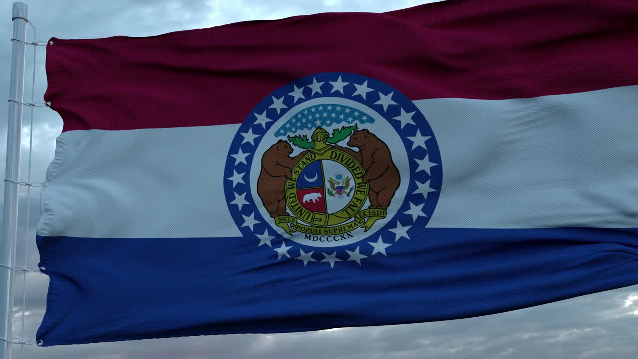 bandera de missouri ondeando en el viento contra profundas nubes hermoso cielo