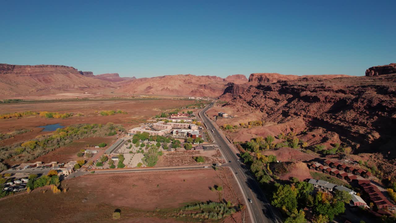 Vista aerea con drone del lato nord di Moab, Utah