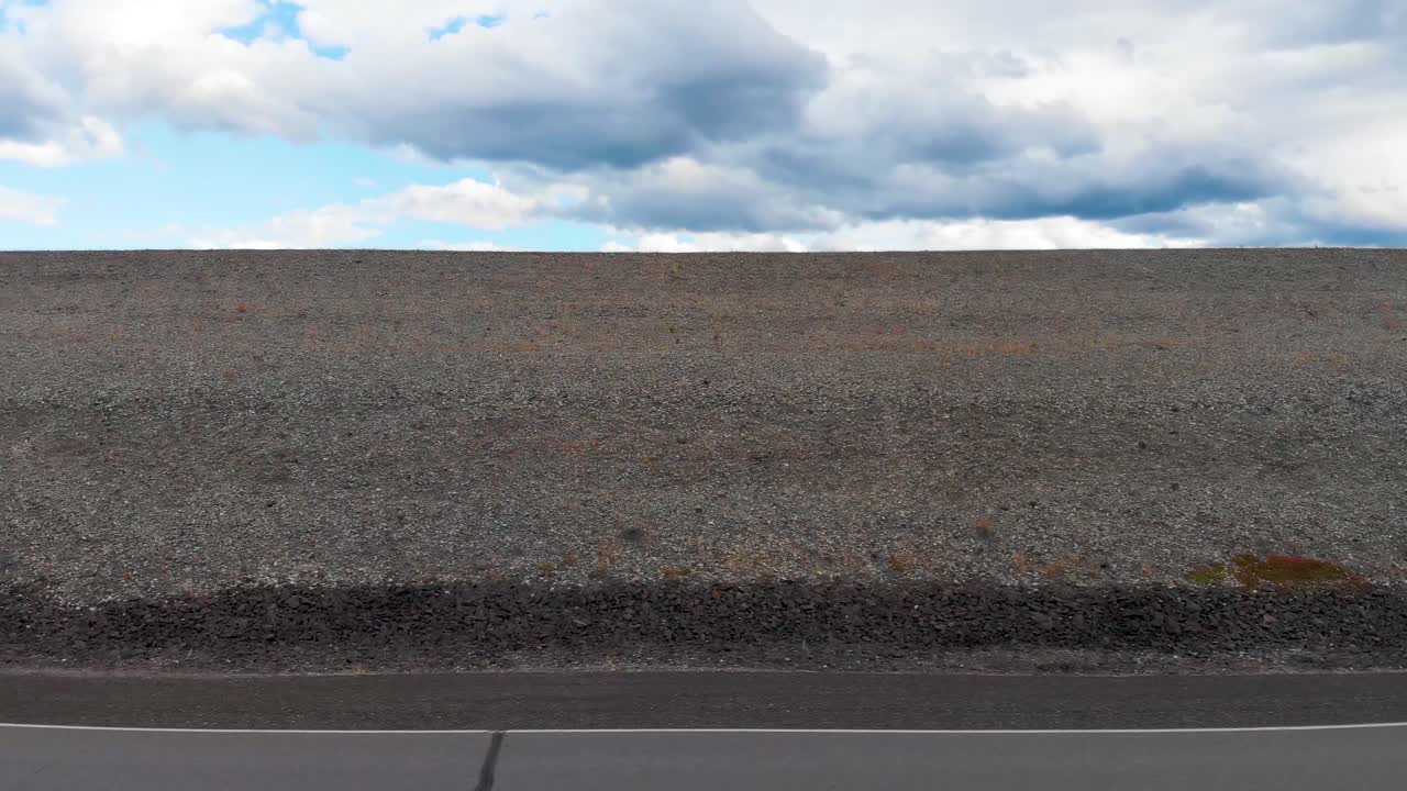video de drones 4k del dique del río tanana en el proyecto de control de inundaciones de los lagos del río chena por u