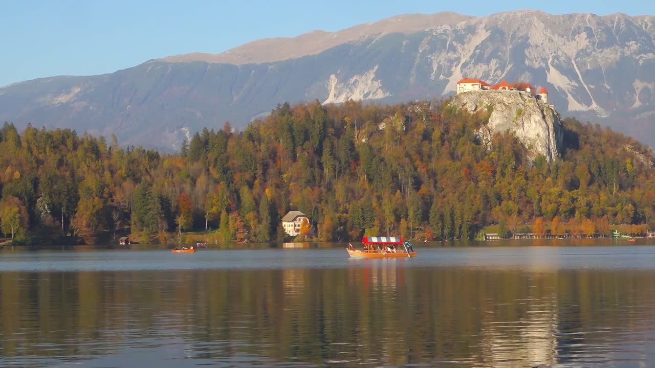 Lago di Bled con castello e barca pletna in Slovenia, Europa.
