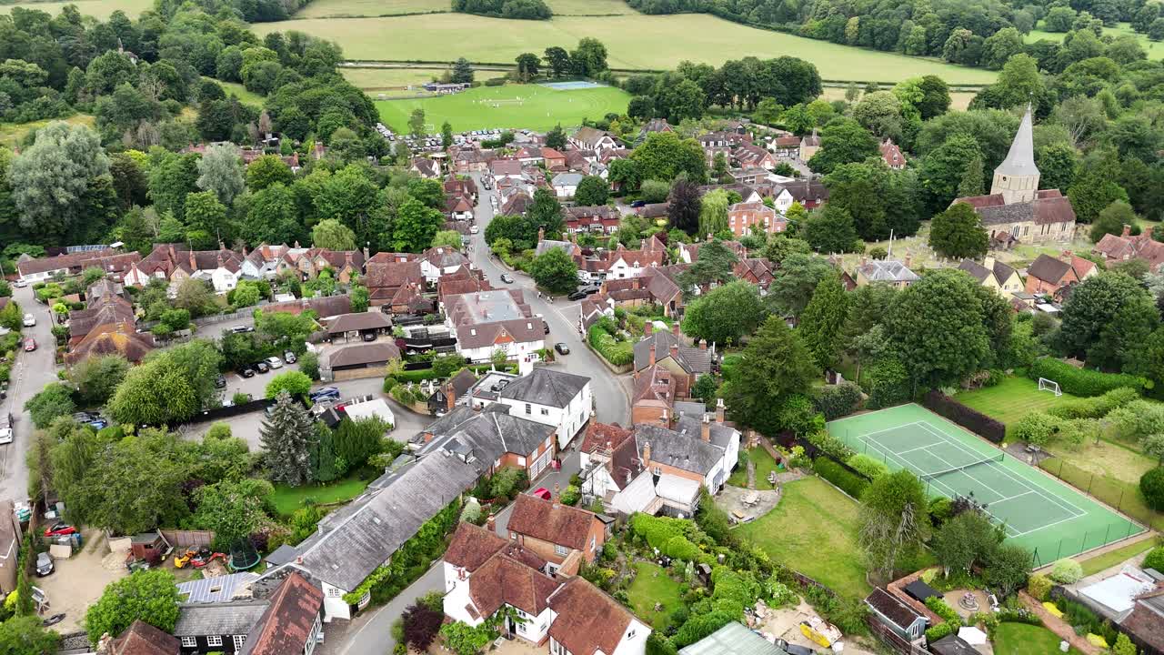 shere surrey reino unido pintoresco centro de la aldea inglesa drone aéreo 4k imágenes