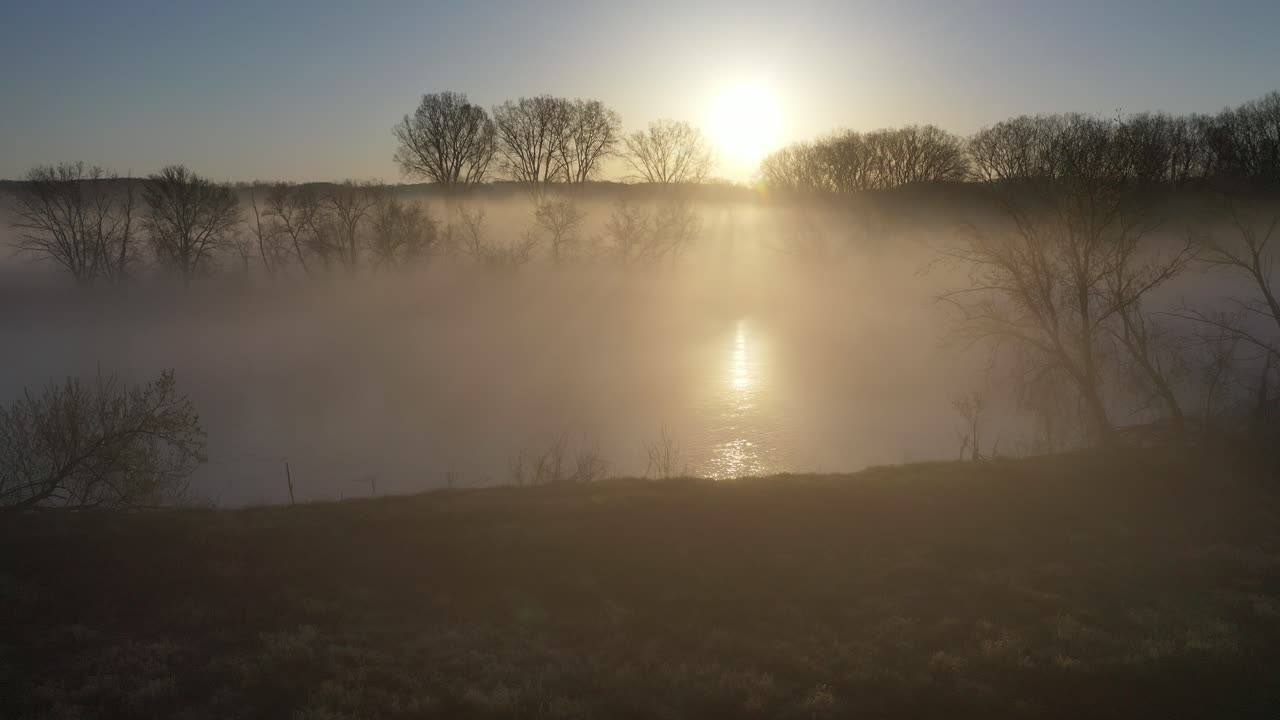 안개 가 가득 한 강 위 에서 해가 뜨는 것