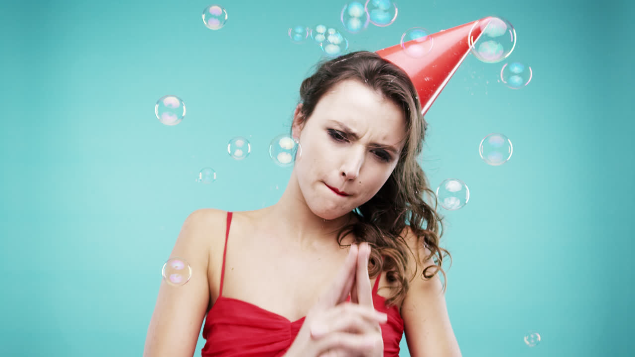 거품 샤워에서 춤추는 미친 얼굴의 여성 느린 동작 사진 부스 파란색 배경