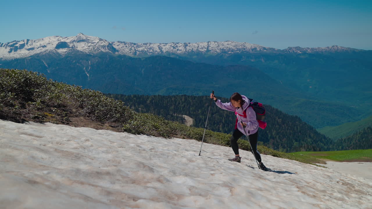 mujer caminando en montañas nevadas