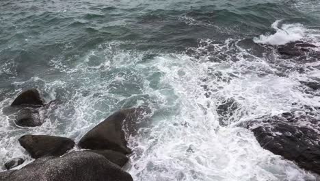 las olas del océano chocando contra las rocas