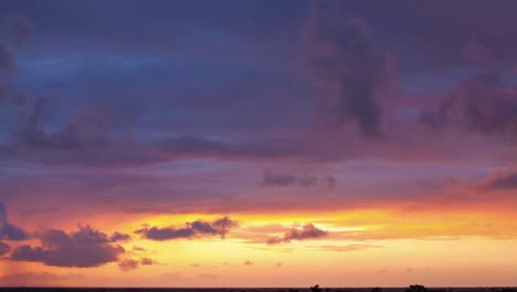 asombroso deslizamiento de tiempo nublado del amanecer