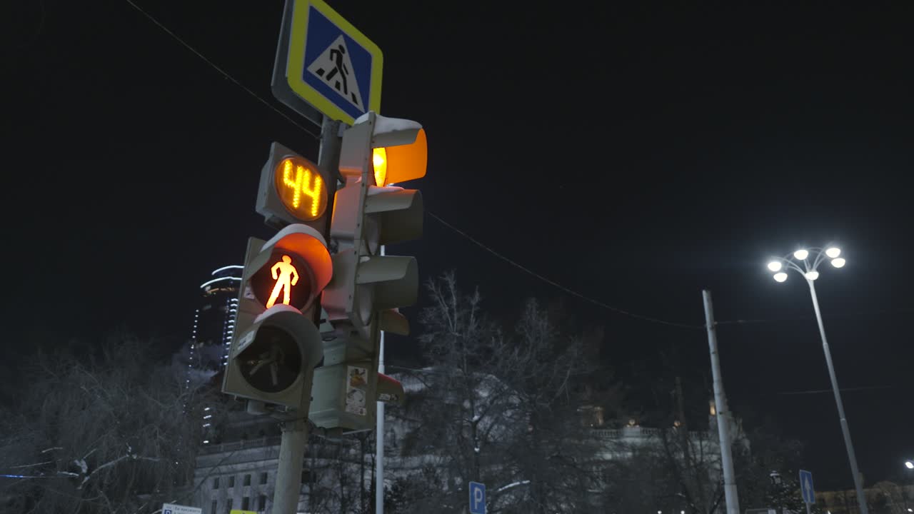 겨울 밤 보행자 교차로