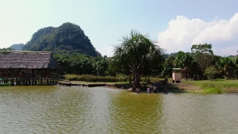 4K-Tagesluftvideo-Mit-Blick-Auf-Schwimmende-Menschen-In-Der-Laguna-De-Los-Milagros-In-Tingo-Maria,-Peru