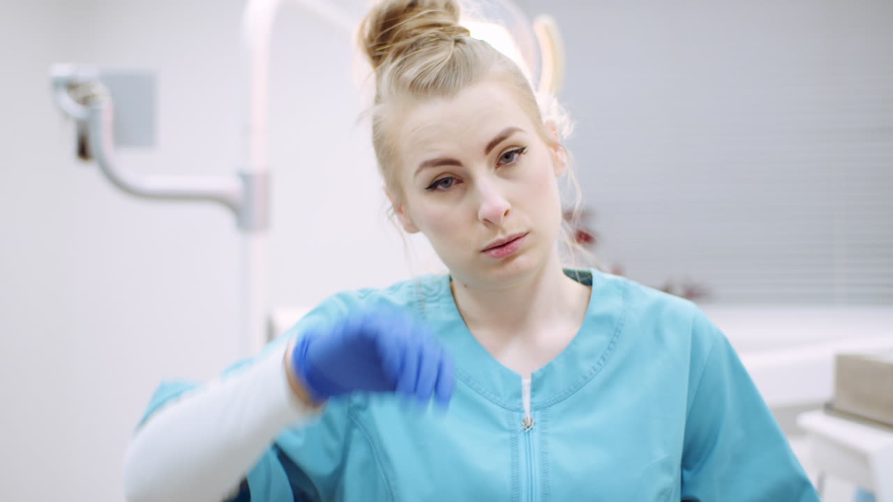 средний снимок измученного стоматолога, сидящего в кресле 5