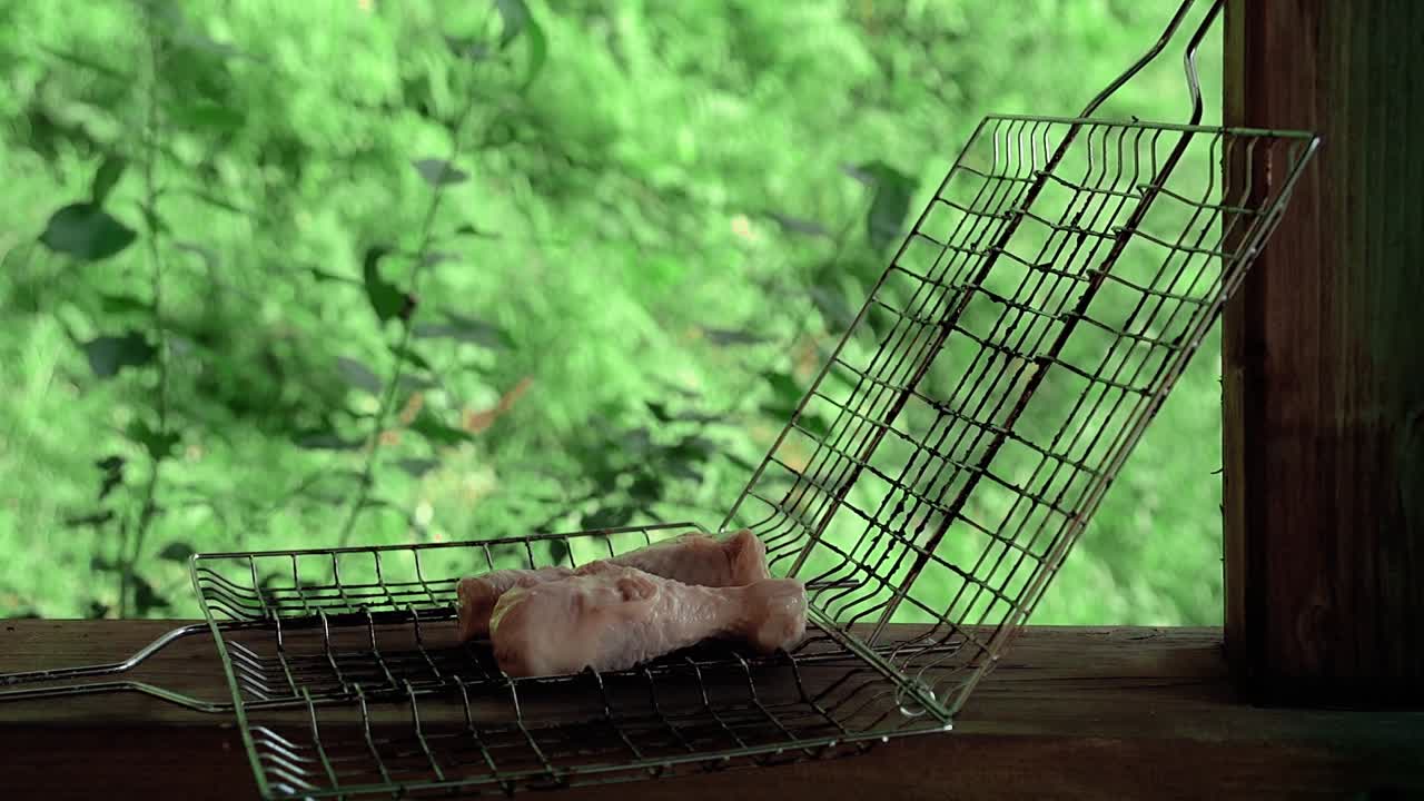 젊은 소녀가  ⁇ 을 그릴에  ⁇ 습니다.