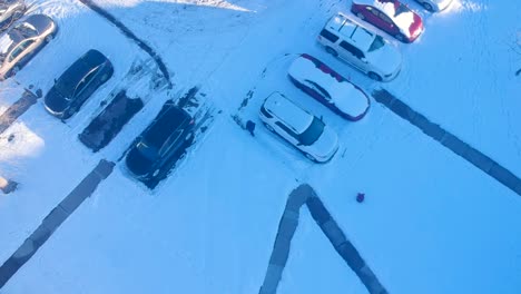 joven no identificado caminando en la nieve