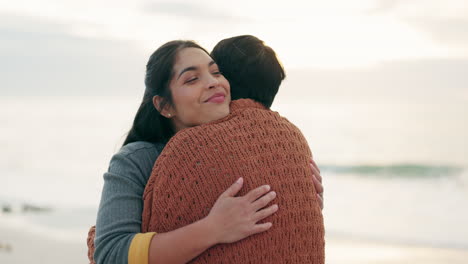 madre mayor, mujer y abrazo en la playa con amor