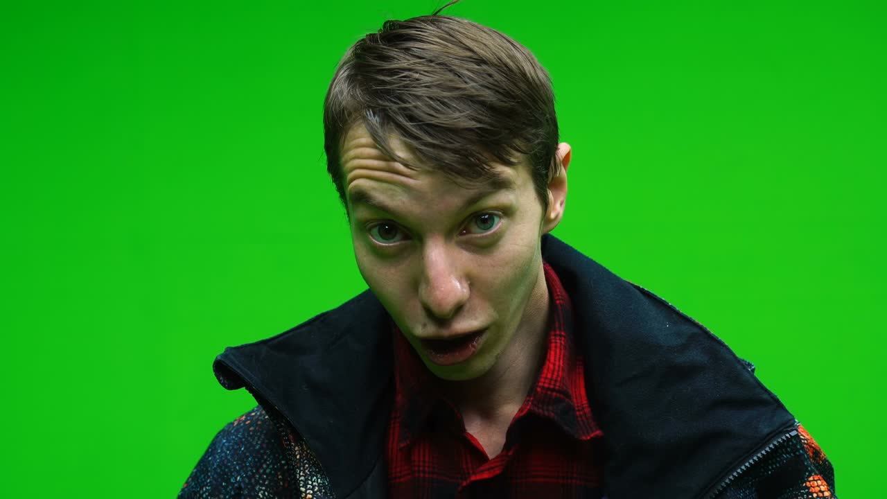 молодой удивленный удивленный человек лицо. человек открывает рот и глаза в удивлении, чувствует шок радость интерес, получил неожиданные хорошие новости