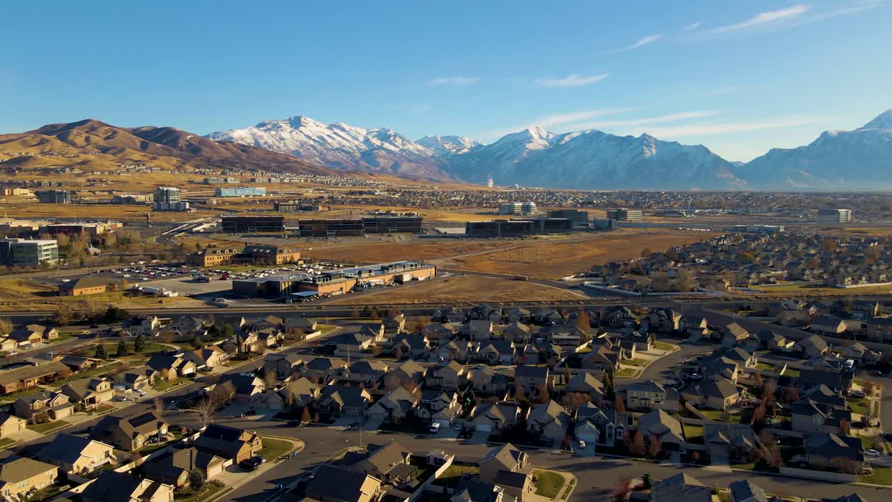 레히와 하이랜드 유타의 실리콘 슬로프 전망 - 눈 덮힌 산 아래 목가적인 지역사회의 조감도