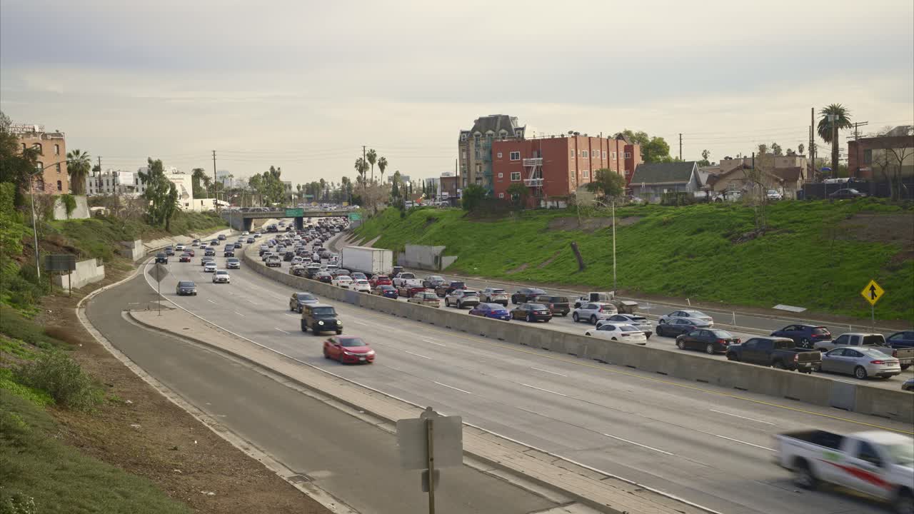 движение в лос-анджелесе в обе стороны, середина дня в голливуде