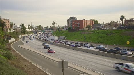 tráfico de los angeles moviéndose en ambos sentidos, medio día en hollywood