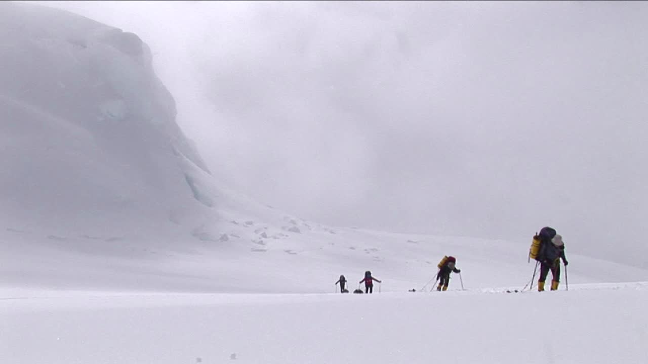눈이 내리면서 오르는 등산객