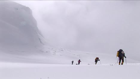 Escaladores-Subiendo-Con-Nieve-Cayendo