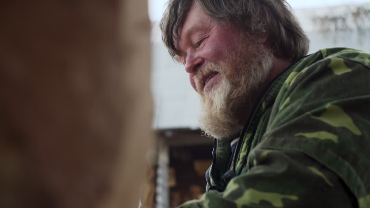 위장 재을 입은 남자의 클로즈업