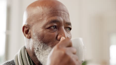 Glücklicher-Mann,-Senior-Und-Denkend-Beim-Trinken