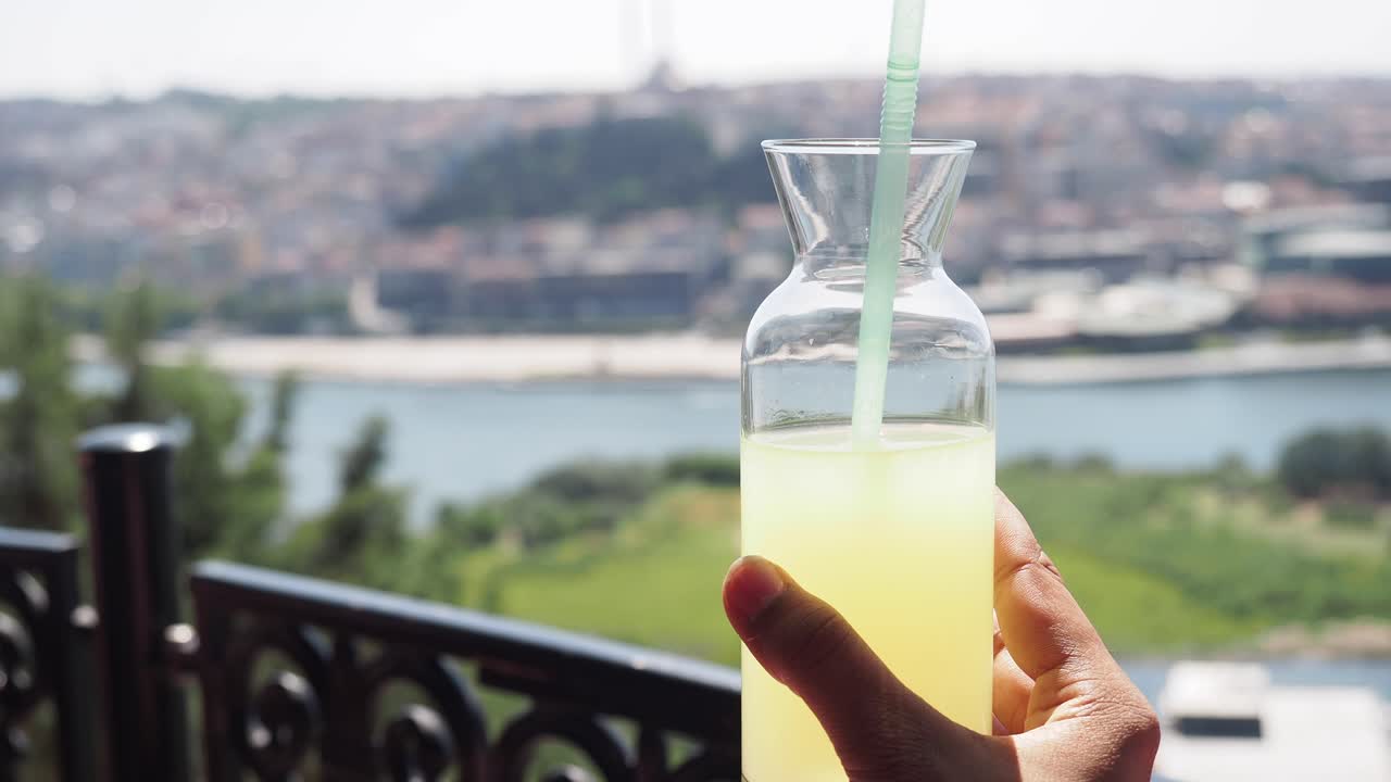도시 전망을 가진 레몬 음료