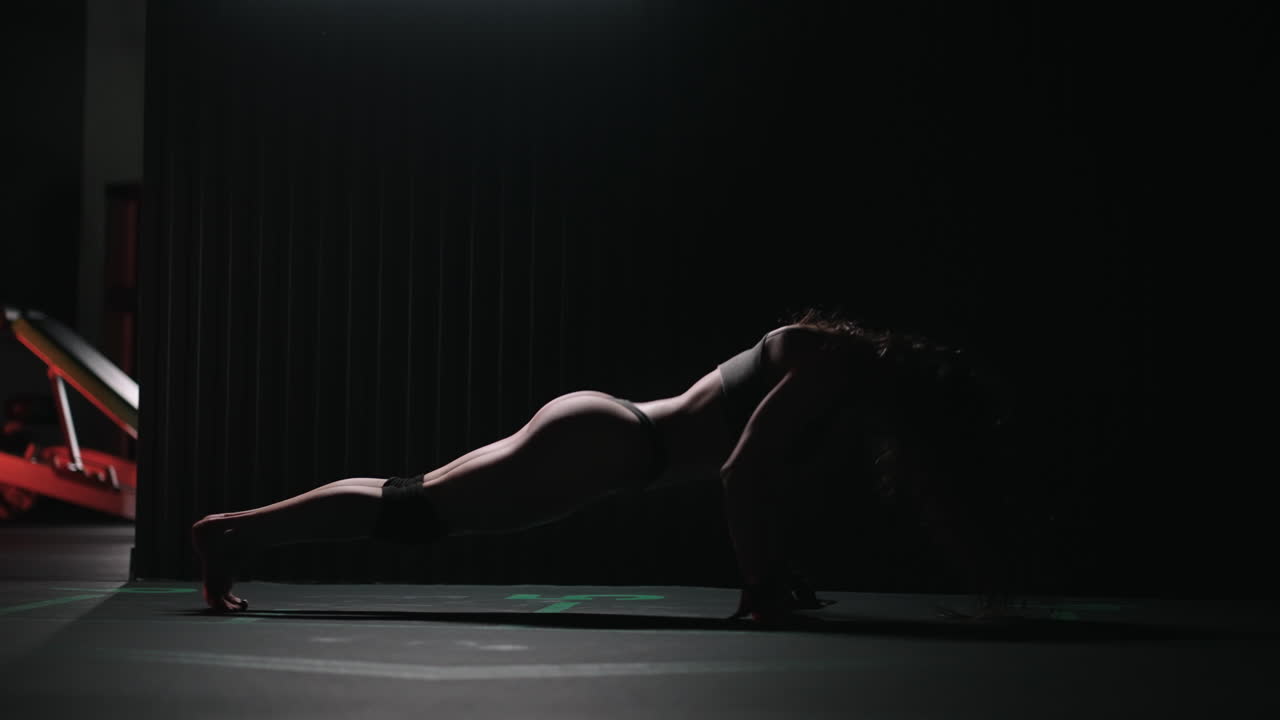 아름다운 젊은 섹시한 여자가 체육관에서 아름답게 춤을 춘다. 체육관에서 현대적인 안무. 댄서