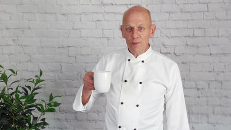 un chef prueba una bebida en su oficina