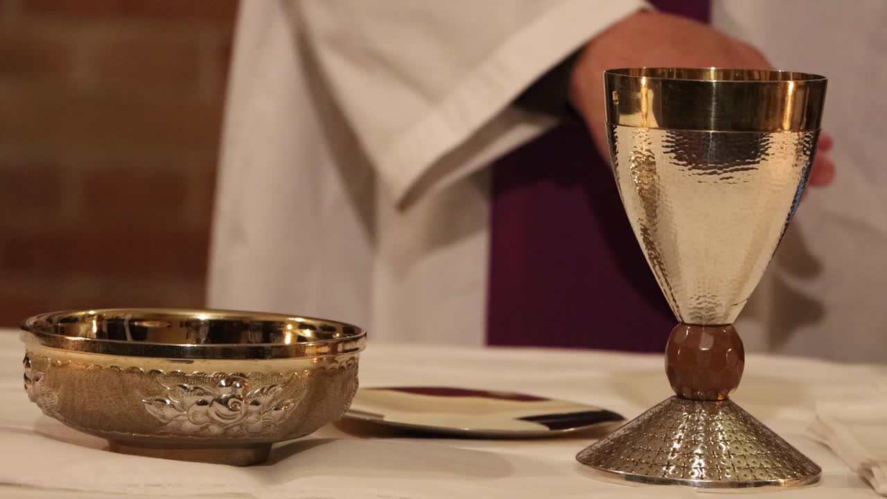 the priest is a human being, who makes mistakes, loves, embraces and shows the love of God made flesh in Jesus Christ. The Eucharist is a way to express: bread in Jesus