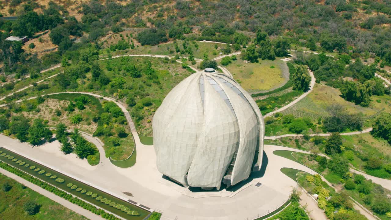 외로운 날, 칠레 산티아고에 남아메리카 바하이 사원 건립 상공 비행