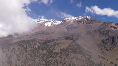 imágenes de drones de uno de los volcanes más famosos de méxico llamado iztaccihuatl