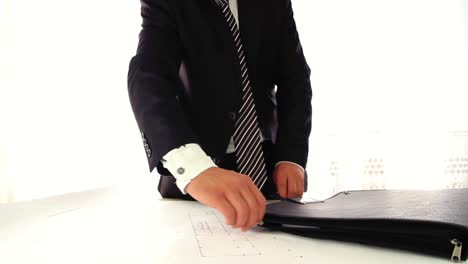 empresario abriendo un proyecto de construcción