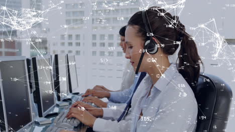 animazione di una rete di connessioni su colleghi caucasici che usano cuffie telefoniche in ufficio