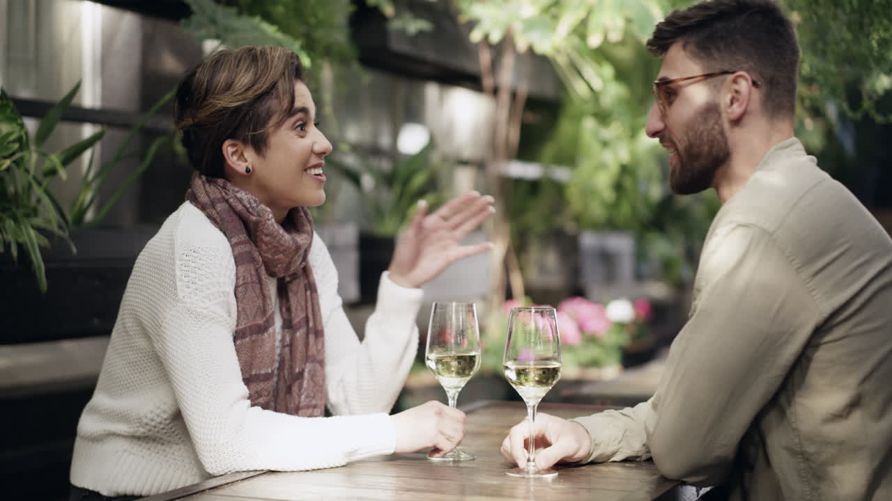 커플 이 야외 카페 에서 데이트를 즐기고 있다