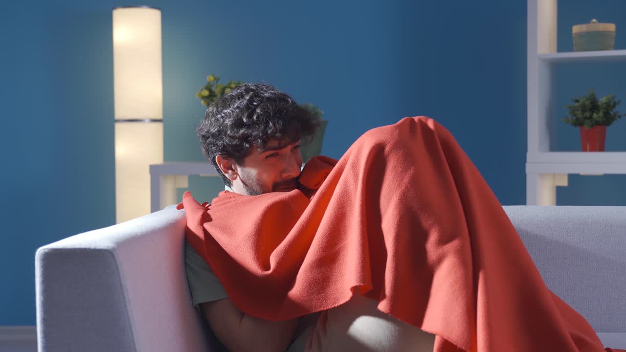 정신분열증에 걸린 젊은이는 환각을 보고 두려워서 주위를 둘러봅니다.