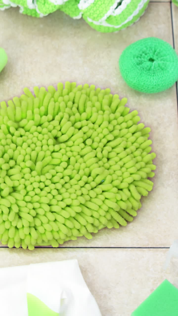 바닥에 청소 용품