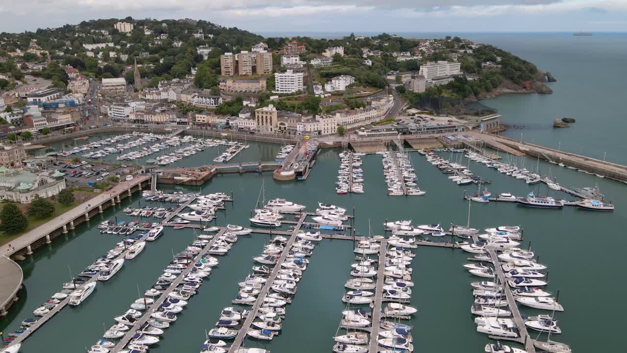 puerto deportivo de barcos en la ciudad costera de torquay, inglaterra