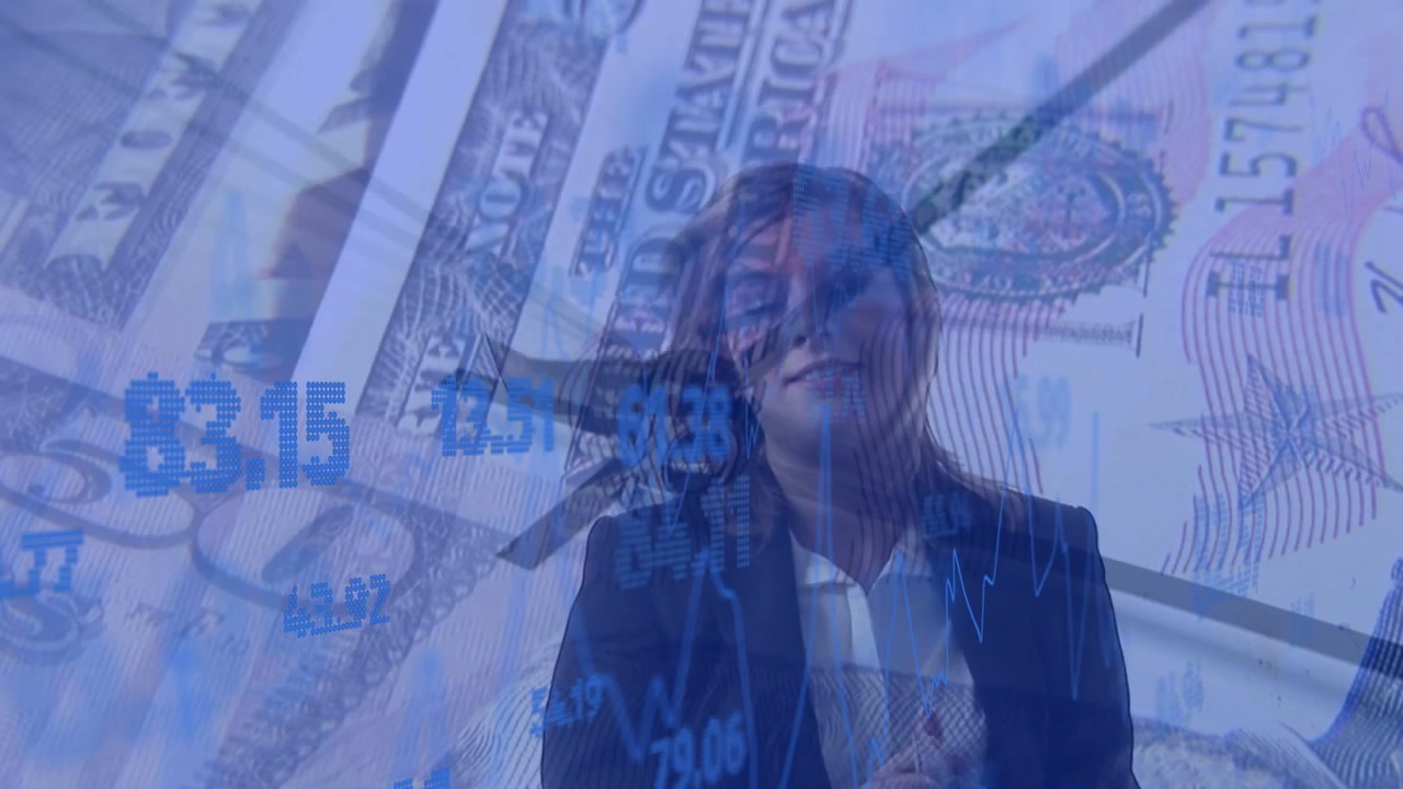 Apresentador de negócios gesticulando, levantando o telefone, exibindo gráficos de dólar e tickers azuis para finanças