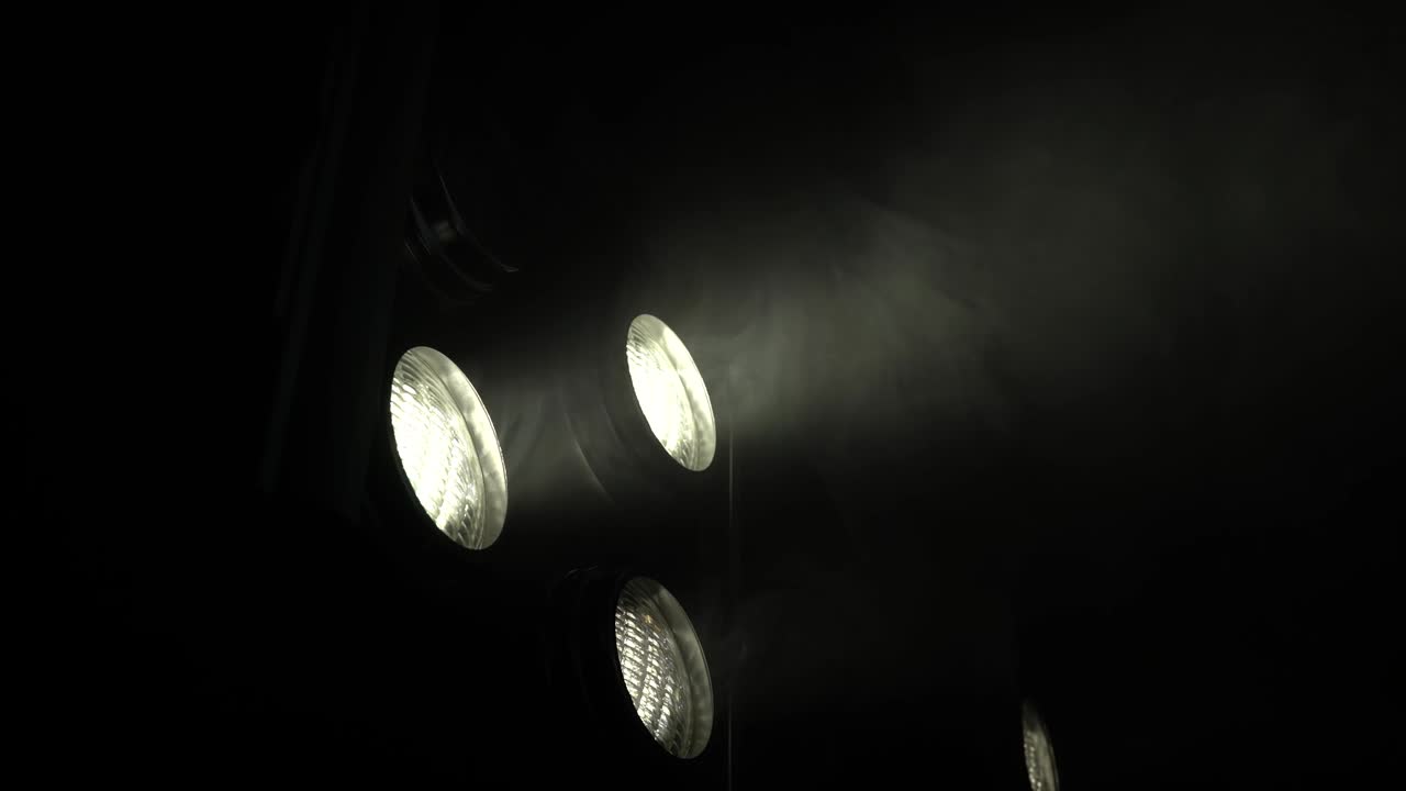 los reflectores con luz parpadeante crean música de colores