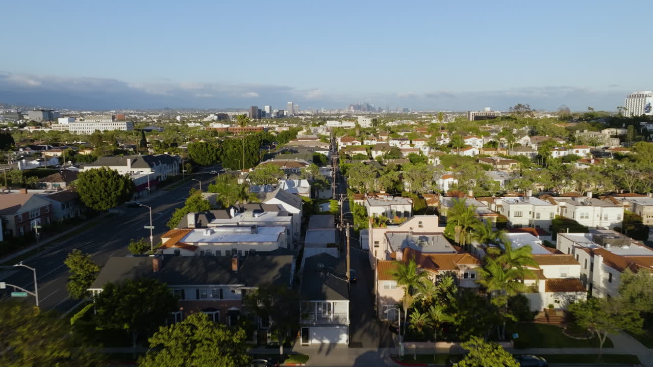 Ripresa con drone a bassa quota su un quartiere benestante a Beverly Hills, ora d'oro a Los Angeles, USA