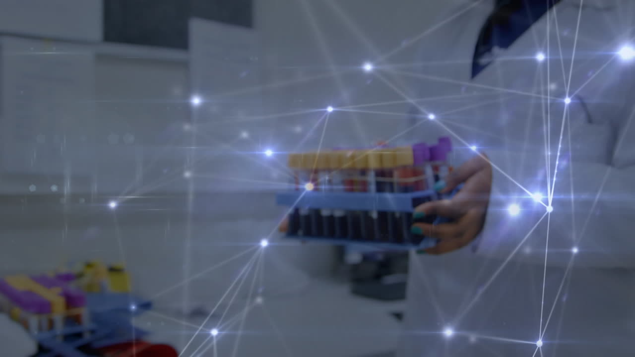 animación de puntos conectados y llamaradas de lente sección media del científico que lleva tubos de ensayo