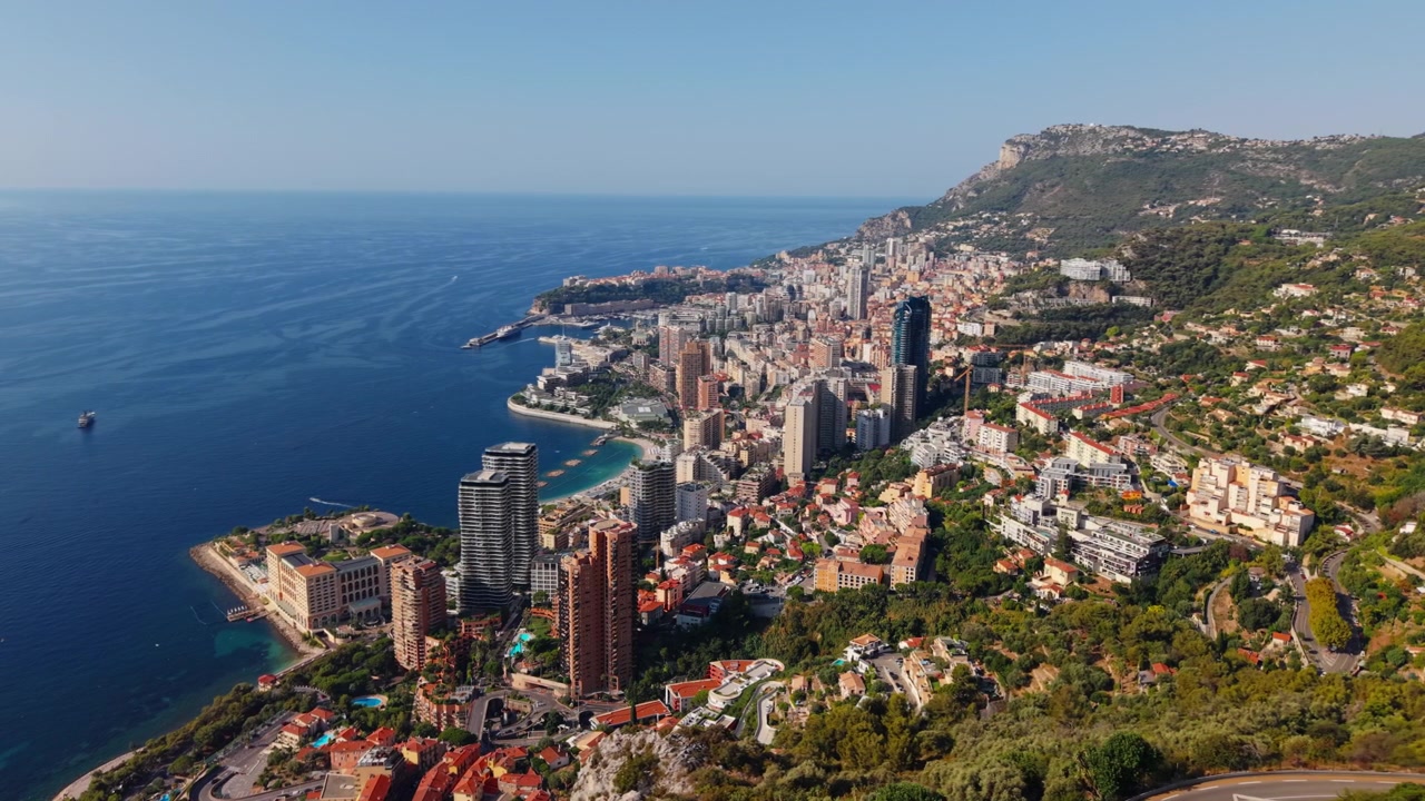 Ampia vista aerea della costa di Montecarlo, degli edifici della città e delle colline circostanti