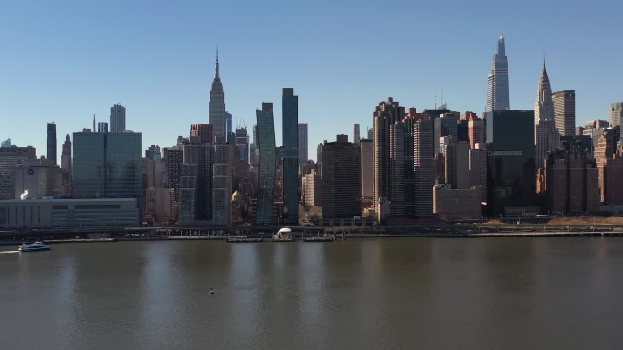 Una vista aerea sul tranquillo East River in una giornata di sole con cieli azzurri