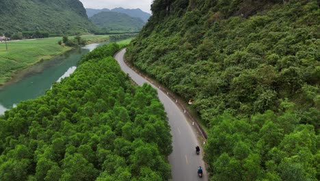 Eine-Atemberaubende-Passage-In-Der-Schlucht-Der-Berge-Zwischen-Den-Mächtigen-Klippen,-Flüssen-Und-überwucherten-Bäumen