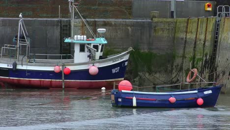 Coloridos-Barcos-De-Pesca-En-Puerto-Boatstrand-Costa-De-Cobre-Waterford-Irlanda