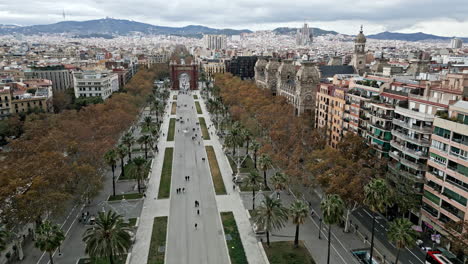 Barcelona-Arco-De-Triunfo,-Paseo-De-Luís-Compañeros