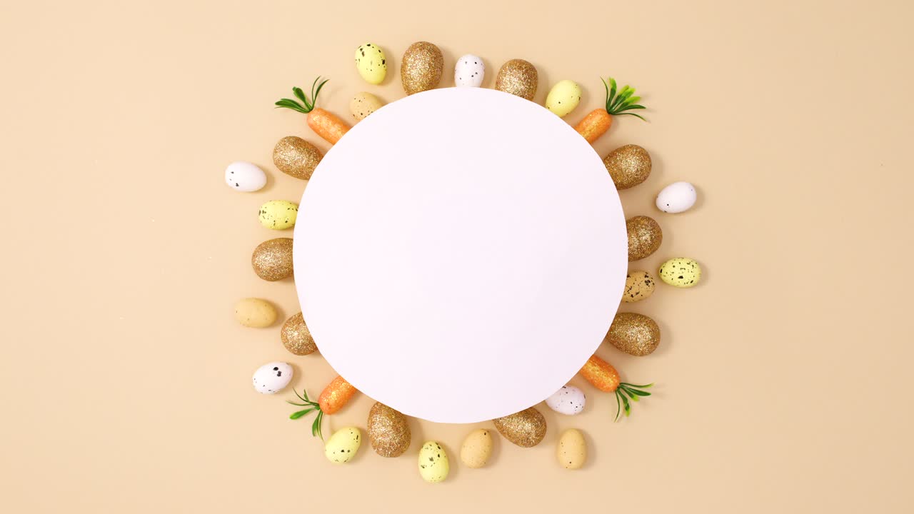 크리에이티브 이스터 서클 (creative easter circle) - 누드 배경의 종이 아래와 주위에 이스터 달을 움직이는 종이 카드 노트.