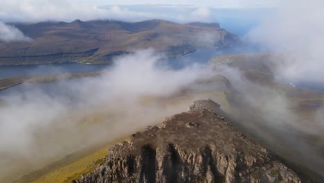 Imágenes-De-Drones-De-La-Cumbre-De-Slættaratindur-En-La-Isla-De-Eysturoy-En-Las-Islas-Feroe