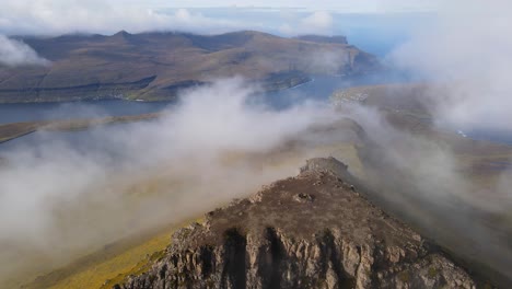 imágenes de drones de la cumbre de slættaratindur en la isla de eysturoy en las islas feroe