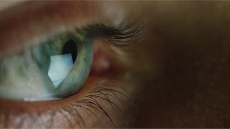 Nahaufnahme-Eines-Makro-Augenbildschirms,-Der-Die-Iris-Beim-Nächtlichen-Surfen-In-Sozialen-Medien-Im-Internet-Reflektiert