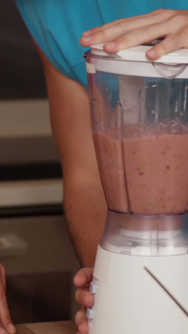 sección media de una pareja preparando un batido